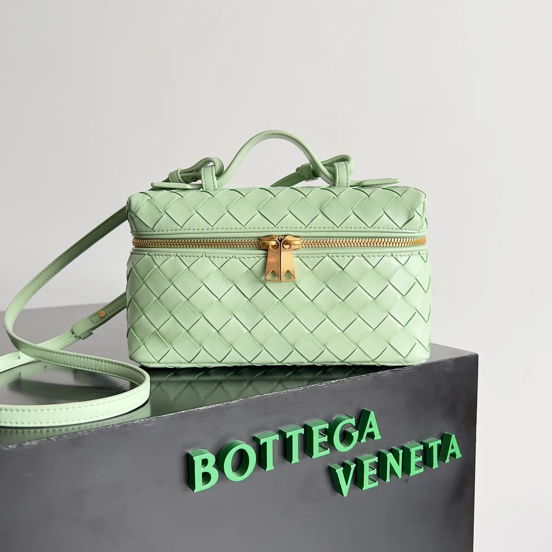 Batch 1360 Bottega Veneta 24 spring and summer woven zipper crossbody bag. A crossbody bag that can be used as a cosmetic bag. The exquisite weaving and compact body are an indispensable accessory for the upcoming summer. The double zipper also better protects the bag. It has a large capacity. If you like it, don’t miss it. Style number: 789109 Size: 22*12.5*5cm